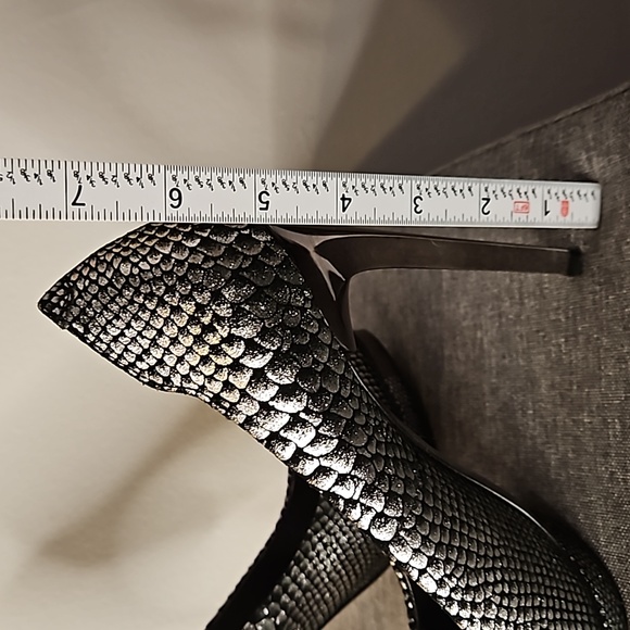 BCBGMaxAzria Willoe Gunmetal Snakeprint Heels Size 7 - Picture 12 of 12